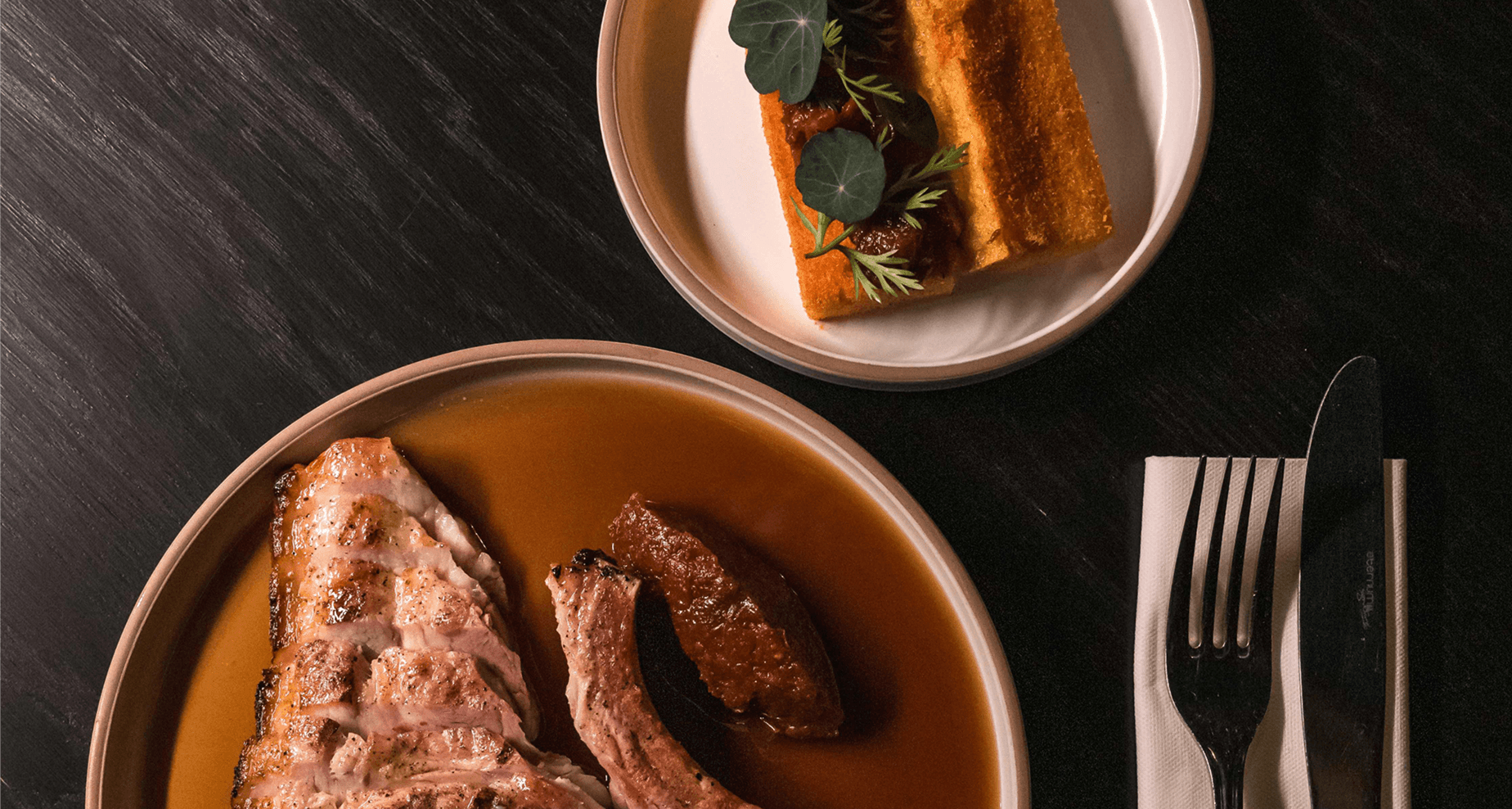 Vyzrelá bravčová kotleta na grile Vyzrelá bravčová kotleta na grile